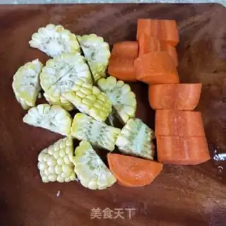 Make Corn meds, corn carrot, pigbone soup step 3