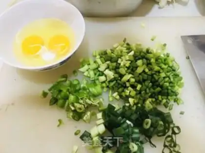 Make Eggs, garlic and rice step 1