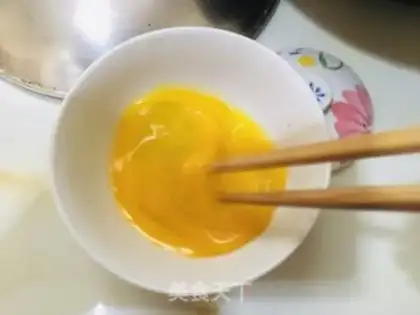Make Eggs, garlic and rice step 2