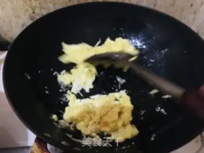 Make Eggs, garlic and rice step 3