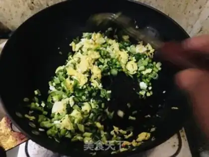 Make Eggs, garlic and rice step 4