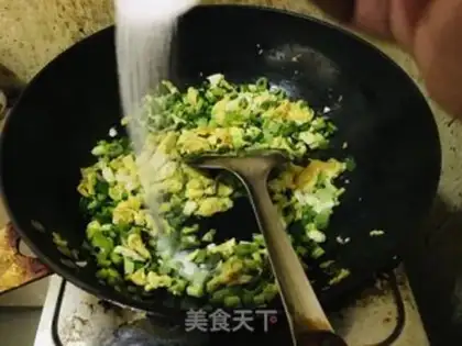 Make Eggs, garlic and rice step 5