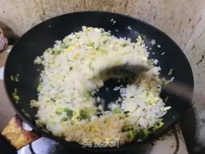 Make Eggs, garlic and rice step 6