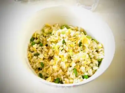 Make Eggs, garlic and rice step 7