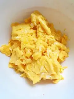 Make Pickles fried eggs step 3
