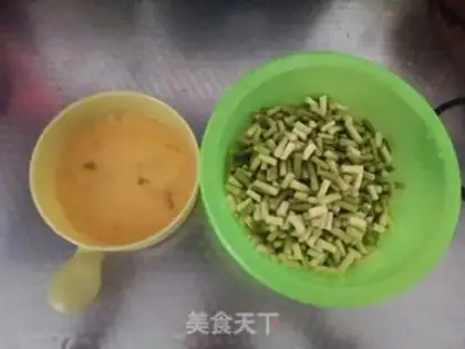 Make Garlic fried eggs step 1