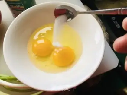 Make Tomato egg paste step 1