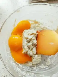 Make Strawberry cream birthday cake step 8