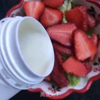 Make Strawberries with yogurt step 5