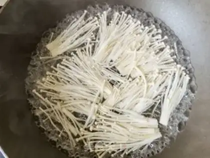 Make A fragrance with a golden needle and mushroom step 1