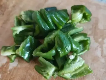 Make Pepper cucumber fried meat step 2