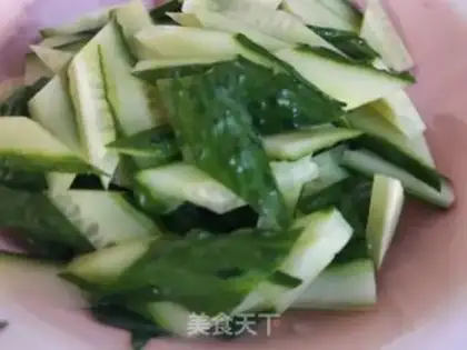 Make Pepper cucumber fried meat step 3