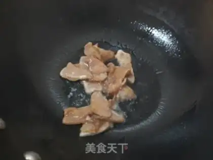Make Pepper cucumber fried meat step 4