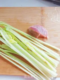 Make Celery fried meat step 0