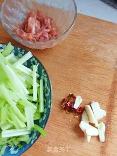 Make Celery fried meat step 1