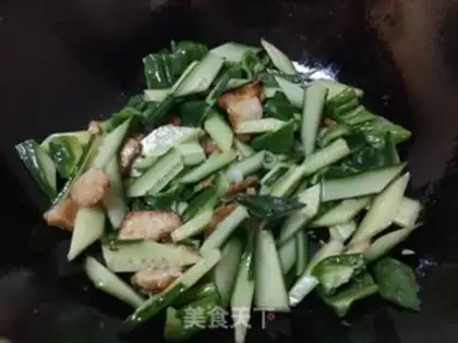 Make Pepper cucumber fried meat step 6