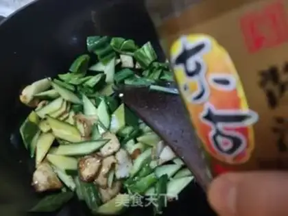 Make Pepper cucumber fried meat step 7