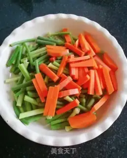 Make Fried garlic carrots step 0