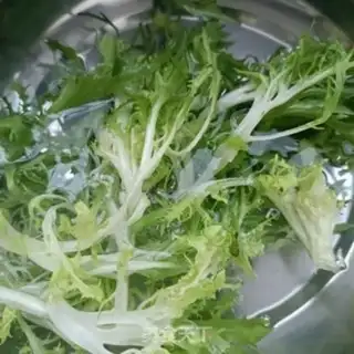 Make Boiled eggs with chrysanthemum step 0