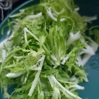 Make Boiled eggs with chrysanthemum step 1