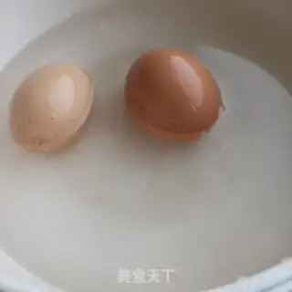 Make Boiled eggs with chrysanthemum step 2