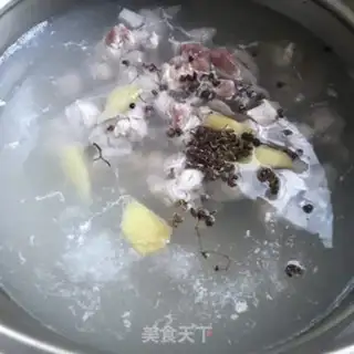 Make Pork potato curry step 1
