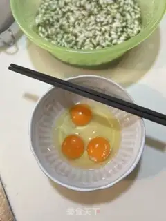 Make Scrambled eggs step 1