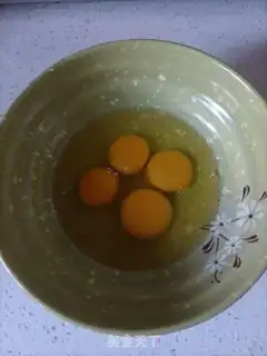 Make Scrambled eggs step 1