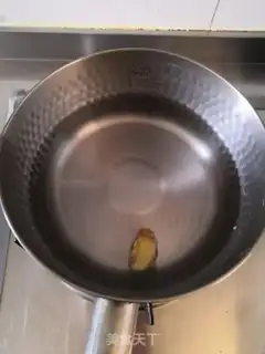 Make Shrimp-skin soup step 1
