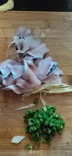 Make Scrambled black fish porridge step 2