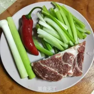 Make Celery fried meat step 1