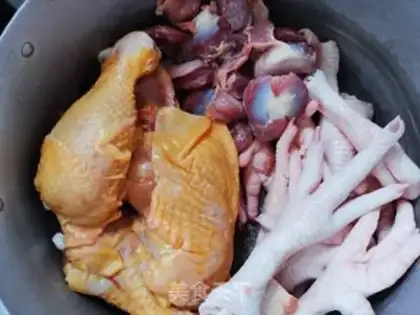 Make Coconut-dry date chicken soup step 0