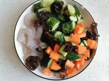 Make cucumber shrimp step 1