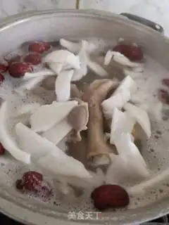 Make Coconut-dry date chicken soup step 4