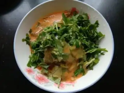 Make Celery leaves and fried eggs step 1
