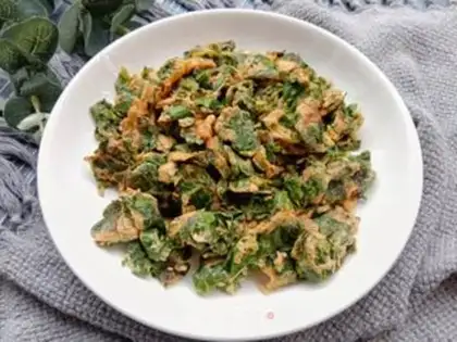 Make Celery leaves and fried eggs step 7