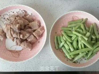 Make Four seasons of bean roasted ribs step 1