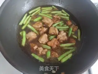 Make Four seasons of bean roasted ribs step 5