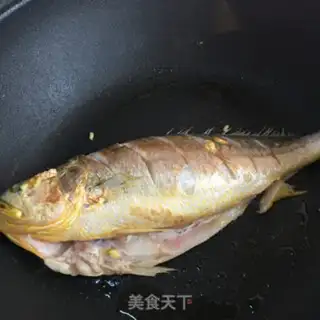Make Snow cuisine and yellowfish step 3