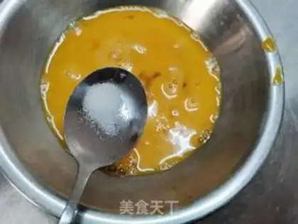 Make Scrambled eggs in front of the car step 4
