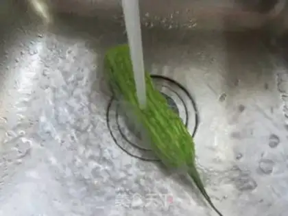 Make Shrimp skin and bitter melon step 1