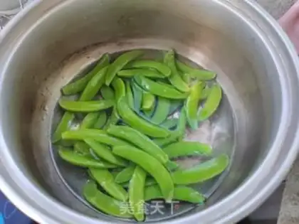 Make Garlic sweet peas step 1