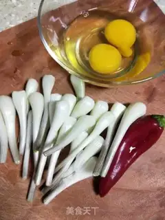 Make Scrambled eggs step 1