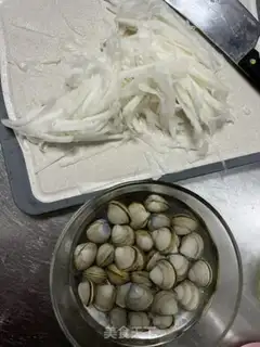 Make Roach clam soup step 0