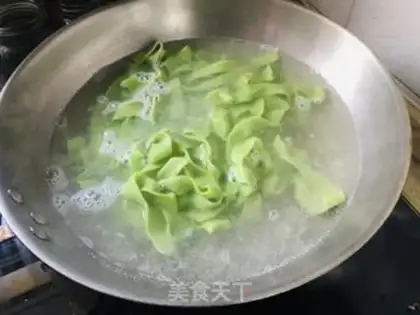 Make Garlic spinach noodles step 4
