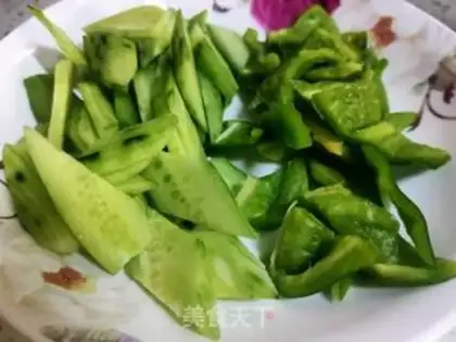 Make cucumber spicy crayfish step 1