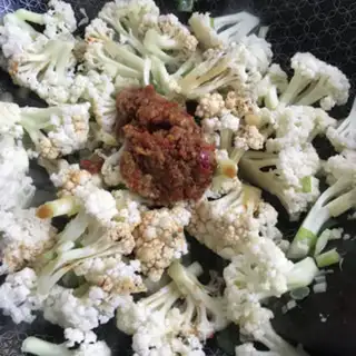 Make Garlic spicy sauce step 4