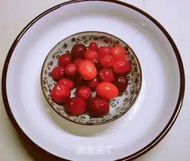 Make Cranberry apple water step 1