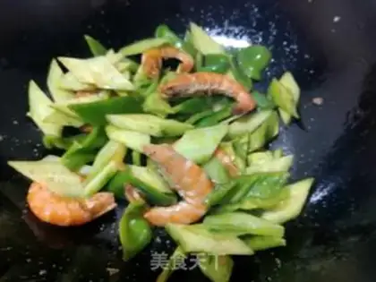 Make cucumber spicy crayfish step 4