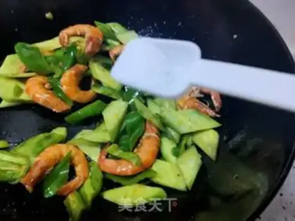 Make cucumber spicy crayfish step 5